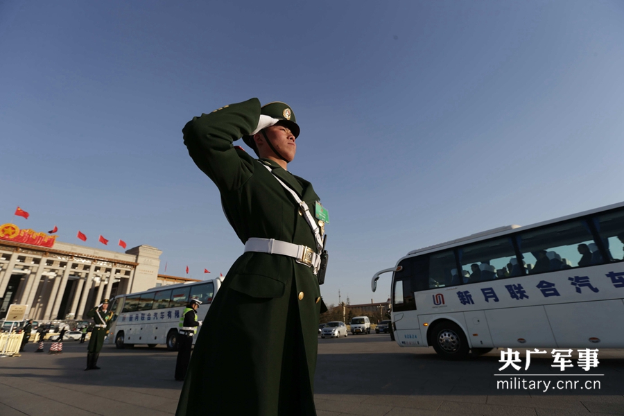 守卫在两会春风里的武警官兵