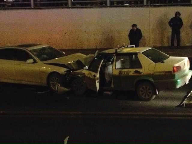吉林豪车逆行撞出租车 致一家4口2死2伤