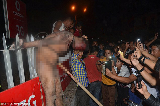 印度强奸犯被暴民绑架游街杀害