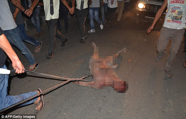 印度强奸犯被暴民绑架游街杀害