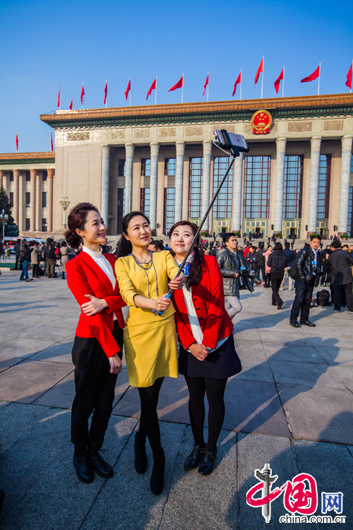 两会上的女记者：我们“也是蛮拼的”（组图）