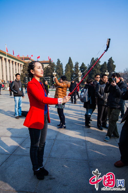 两会上的女记者：我们“也是蛮拼的”（组图）