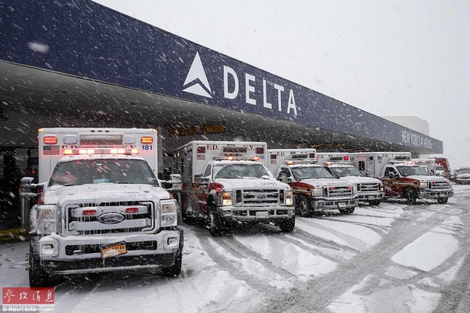 美国一架客机雪中迫降纽约机场冲出跑道