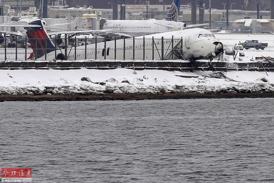 美国一架客机雪中迫降纽约机场冲出跑道
