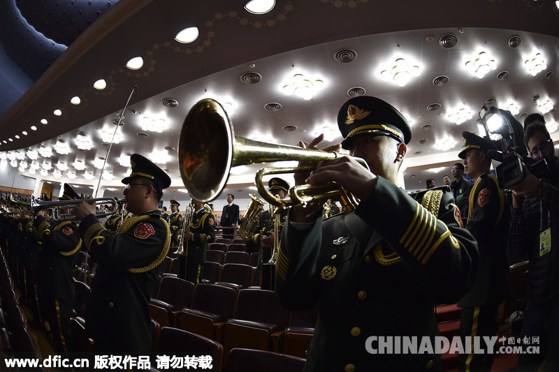 两会：军乐队列队整齐吹小号 军乐嘹亮