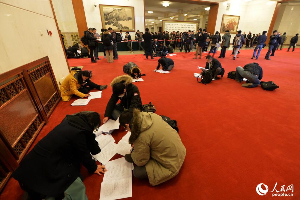 2015年两会：记者跪红毯抢发稿