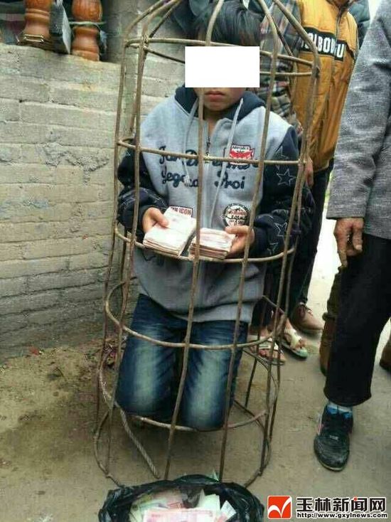 广西10岁男孩偷钱遭困猪笼浸水塘