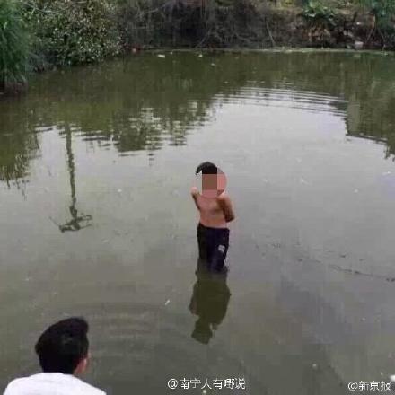 广西10岁男孩偷钱遭困猪笼浸水塘