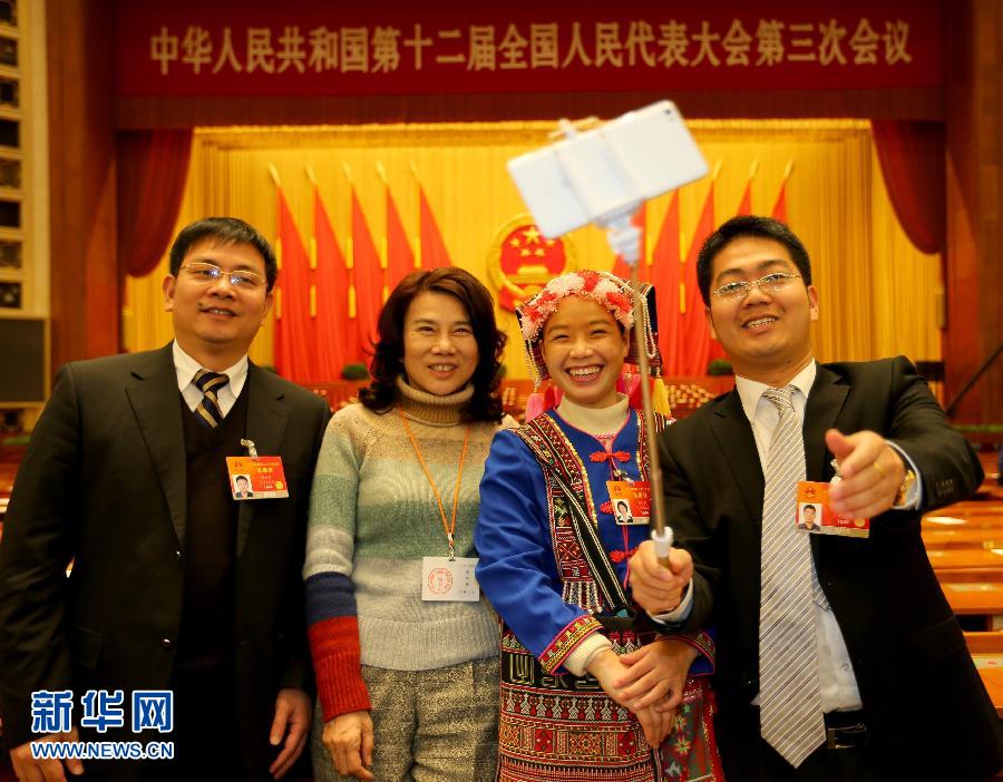 两会上的自拍杆
