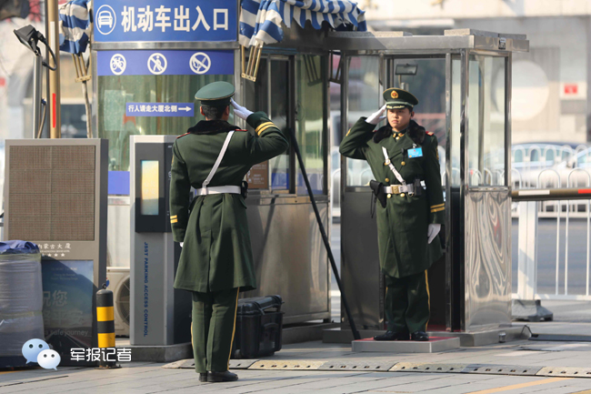 两会中的安保武警:标准间内叠军被