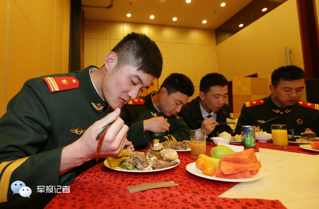 两会中的安保武警:标准间内叠军被