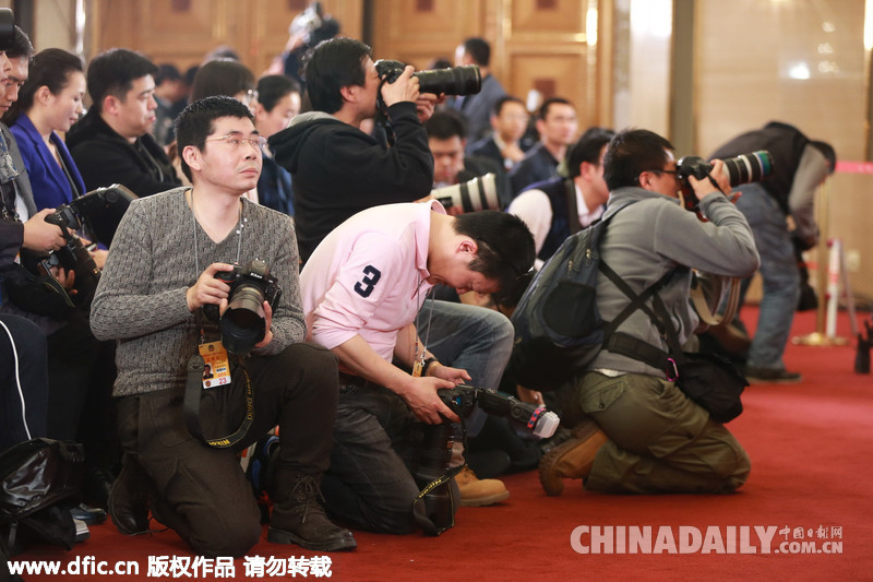 2015年两会：两会记者们纷纷“给跪了” <BR>