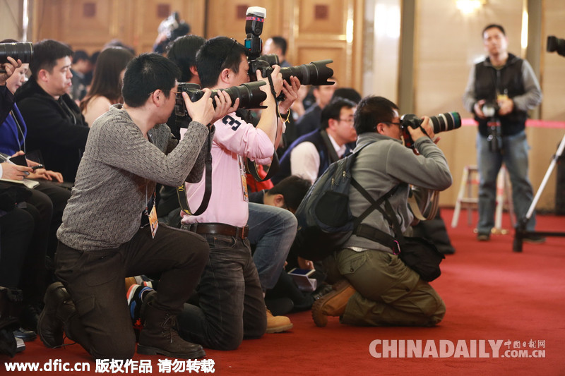 2015年两会：两会记者们纷纷“给跪了” <BR>
