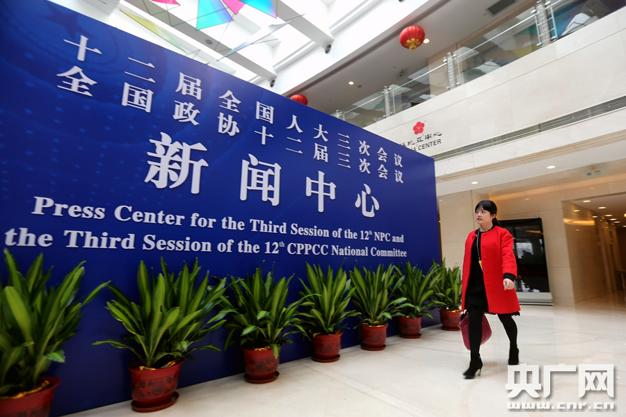 两会女记者的一天：当妇女节遇上两会