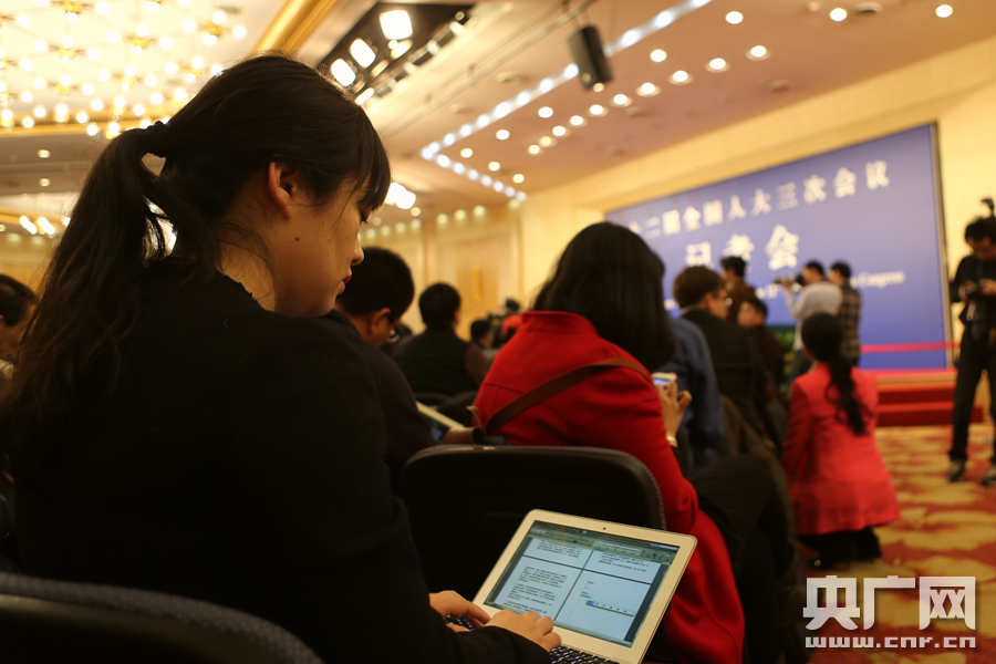 两会女记者的一天：当妇女节遇上两会