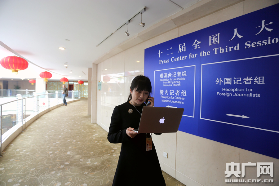 两会女记者的一天：当妇女节遇上两会