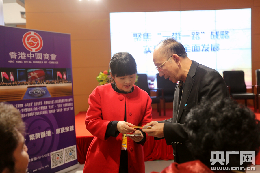 两会女记者的一天：当妇女节遇上两会