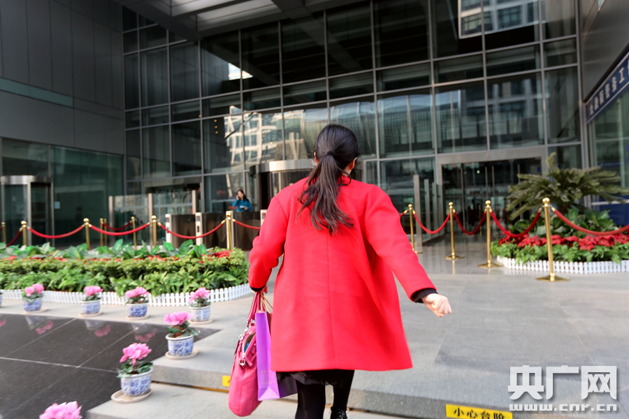 两会女记者的一天：当妇女节遇上两会