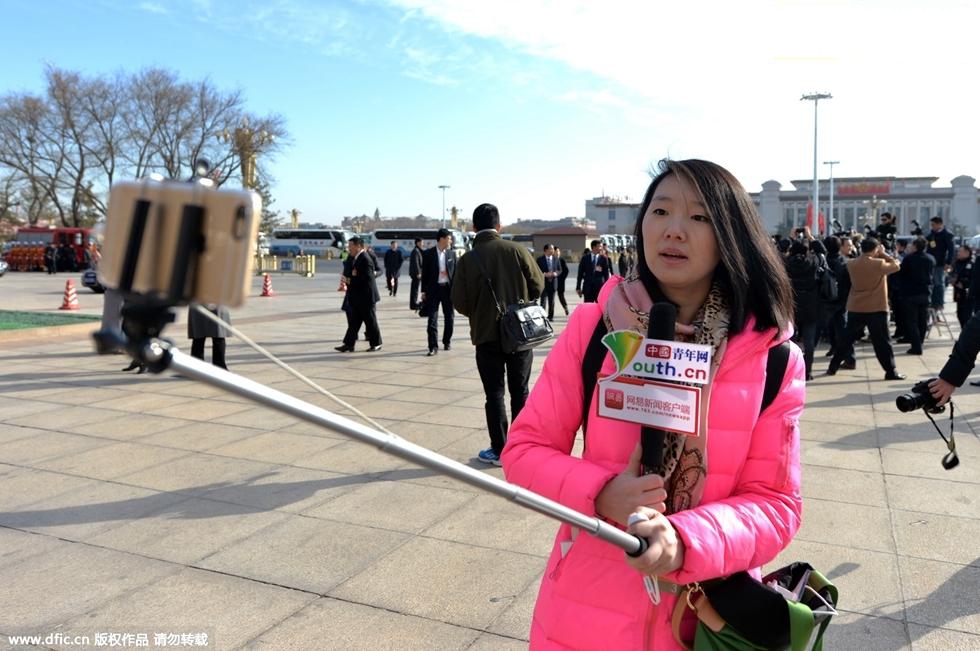 两会上的女汉子:女记者跪在地上采访