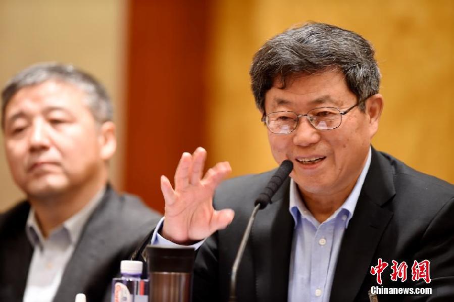 全国政协社科界别委员参加小组讨论