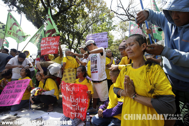 菲女农民在国会外剃发示威 呼吁通过农业综合改革方案