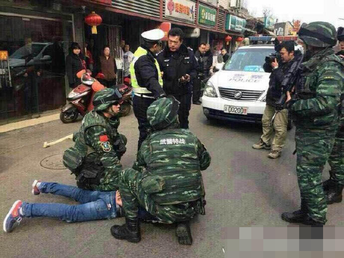 北京一男子闯卡冲撞交警逃逸后被抓