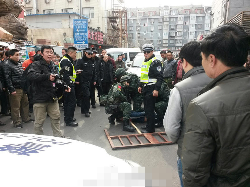 北京一男子闯卡冲撞交警逃逸后被抓