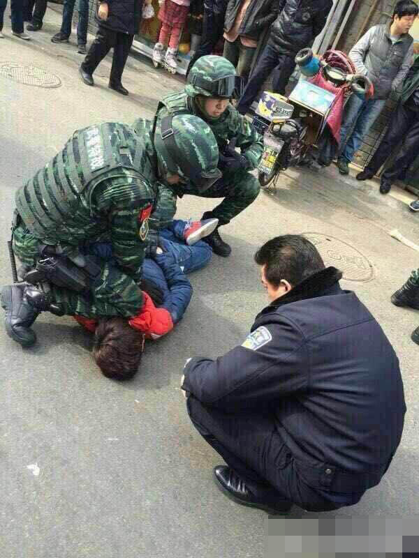 北京一男子闯卡冲撞交警逃逸后被抓