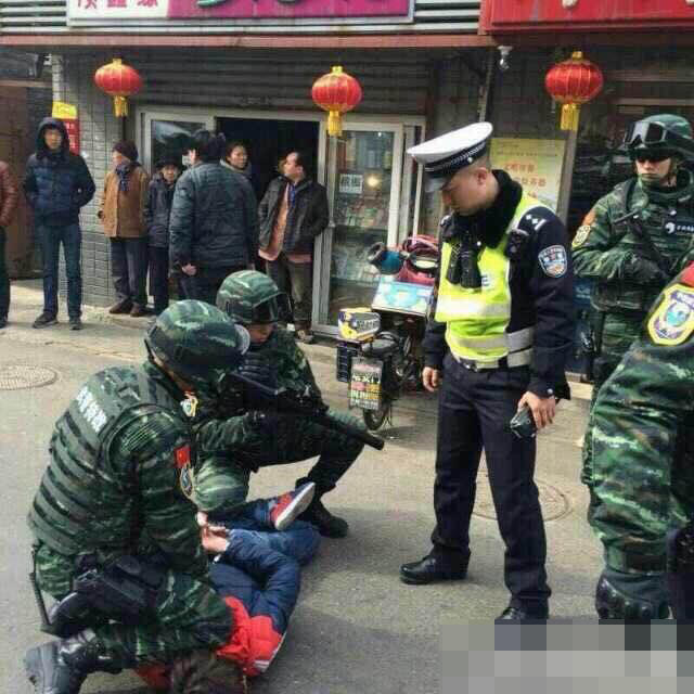 北京一男子闯卡冲撞交警逃逸后被抓