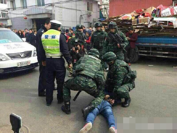 北京一男子闯卡冲撞交警逃逸后被抓