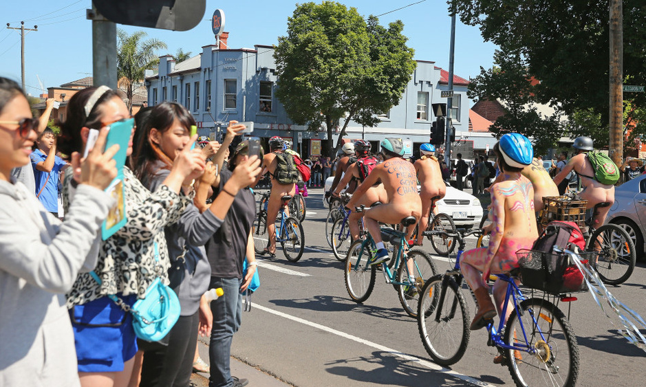 澳大利亚环保人士裸体骑行