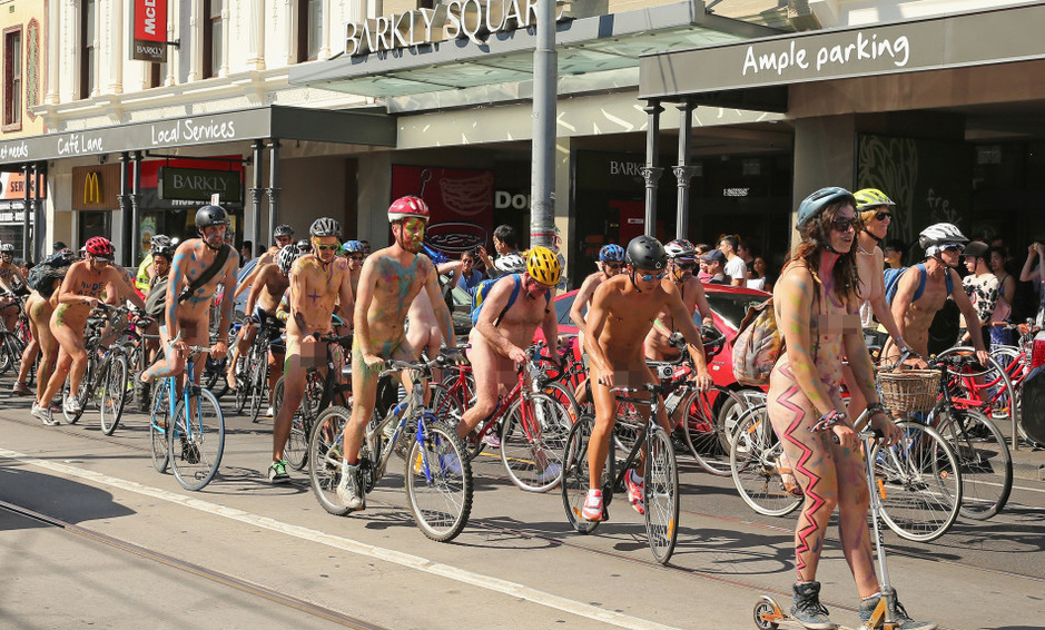 澳大利亚环保人士裸体骑行