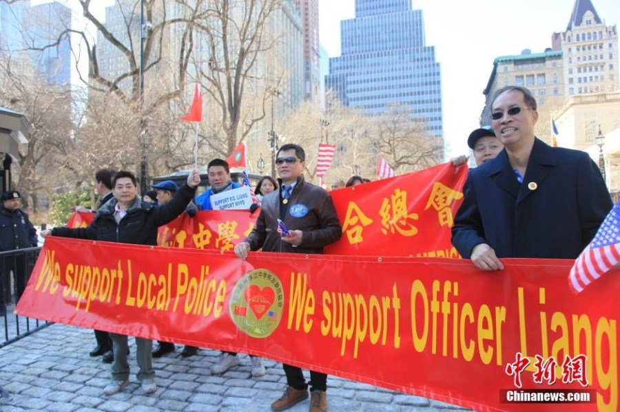 纽约华裔警察被控谋杀 华裔民众声援示威