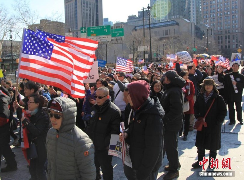纽约华裔警察被控谋杀 华裔民众声援示威