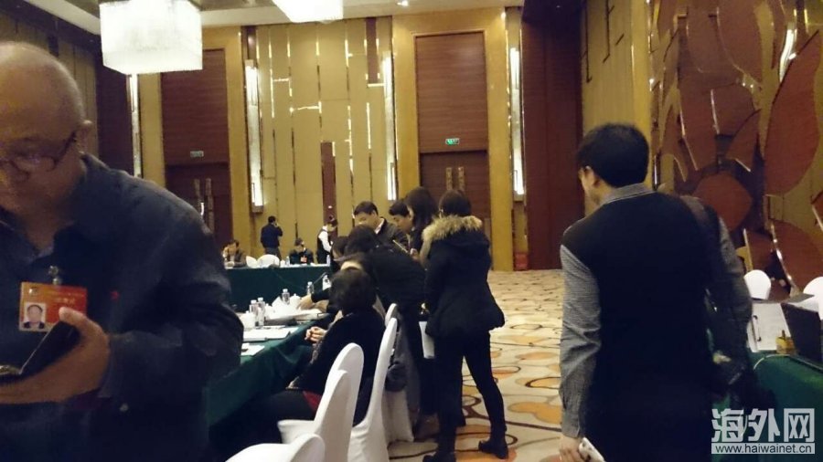 两会花絮：陈道明再次被记者围堵