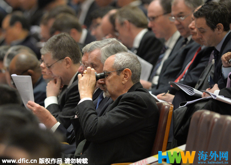 两会上的洋记者:望远镜成神器