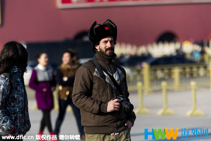 两会上的洋记者:望远镜成神器