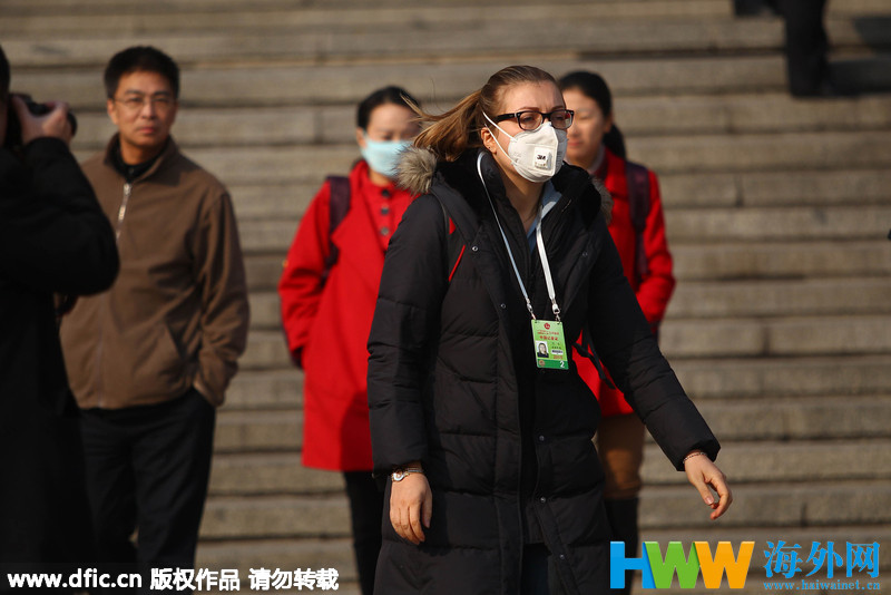 两会上的洋记者:望远镜成神器