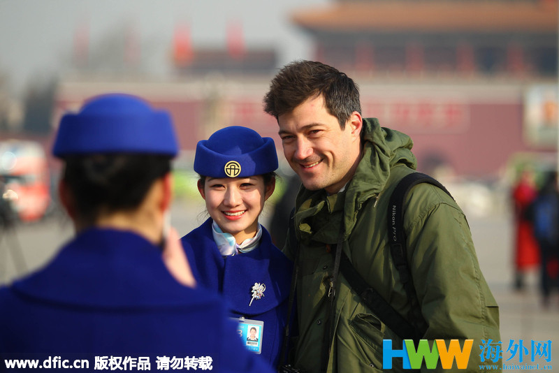 两会上的洋记者:望远镜成神器