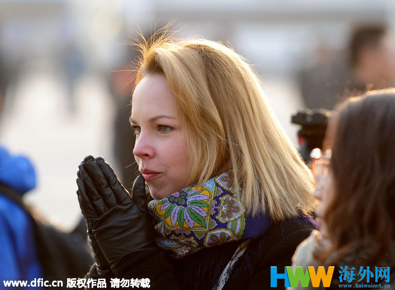 两会上的洋记者:望远镜成神器