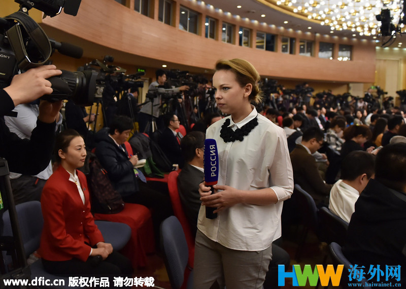 两会上的洋记者:望远镜成神器