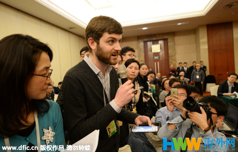 两会上的洋记者:望远镜成神器