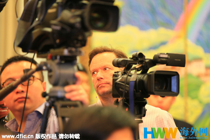 两会上的洋记者:望远镜成神器
