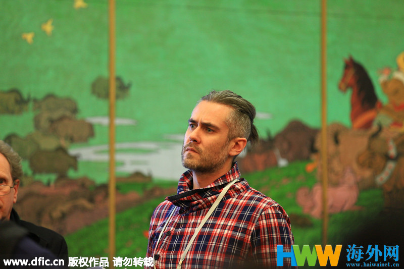 两会上的洋记者:望远镜成神器