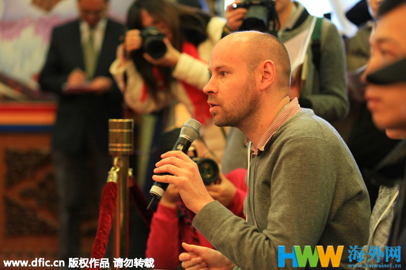 两会上的洋记者:望远镜成神器