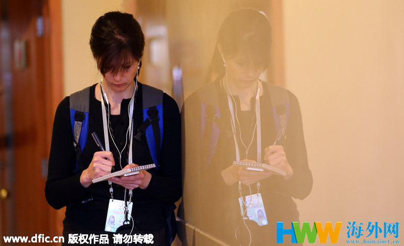 两会上的洋记者:望远镜成神器