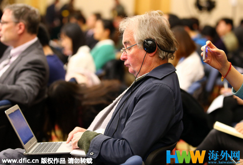 两会上的洋记者:望远镜成神器
