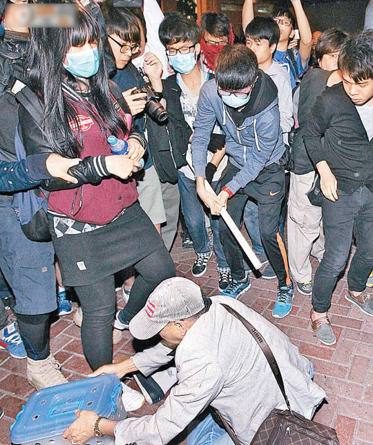 香港媒体以“暴徒”称呼反水客示威者