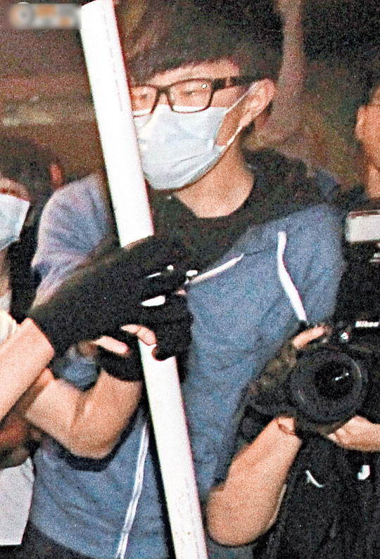 香港媒体以“暴徒”称呼反水客示威者