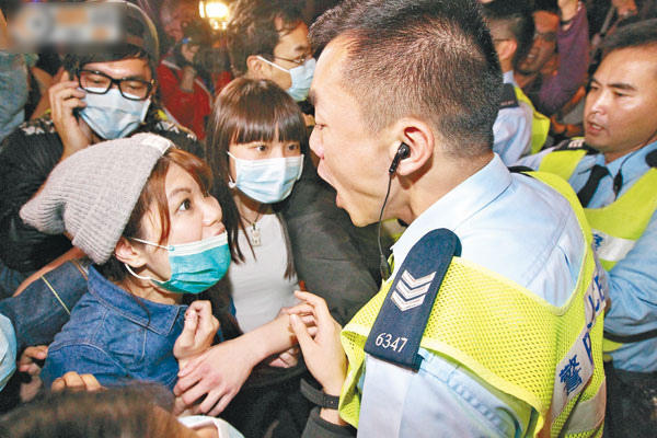 香港媒体以“暴徒”称呼反水客示威者